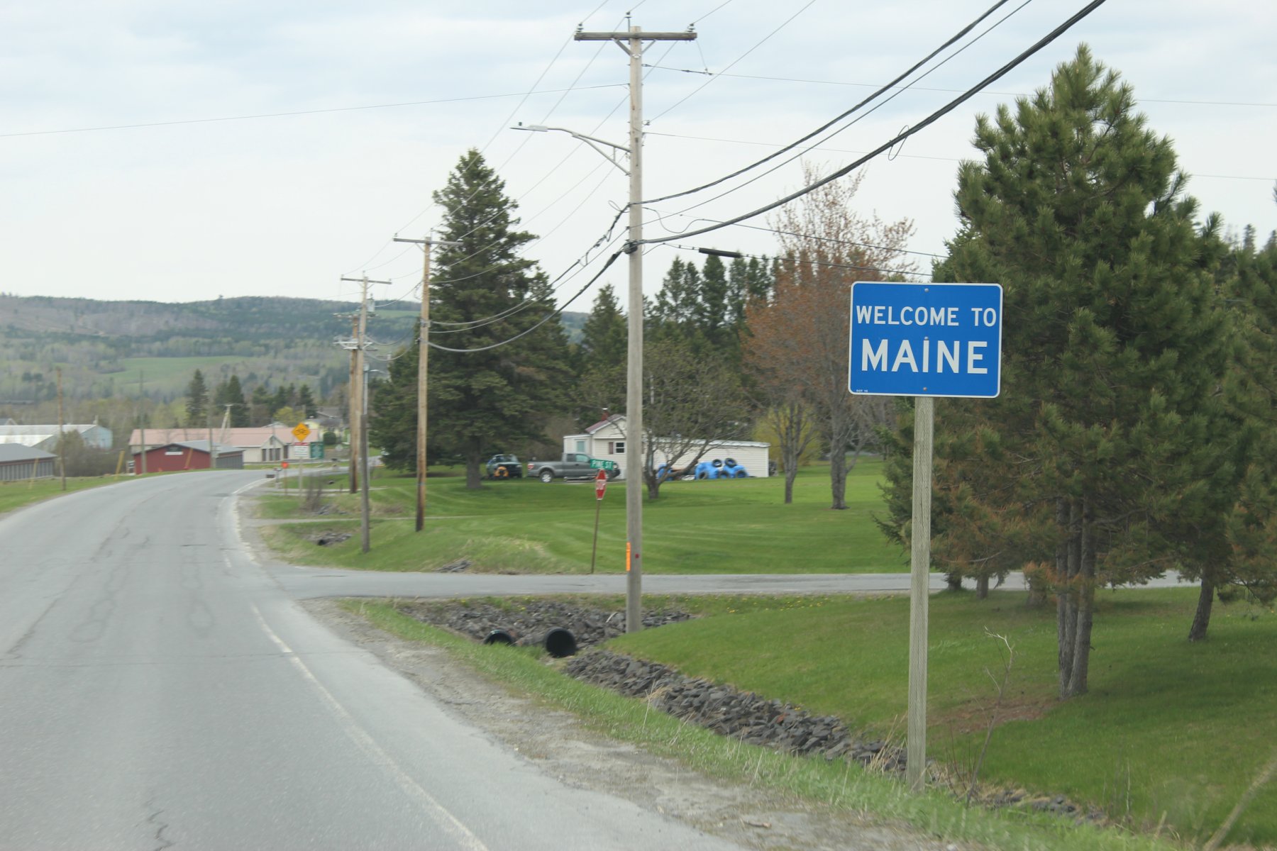 Maine  1st welcome sing on US-1  entering fort kent  1st mile.JPG