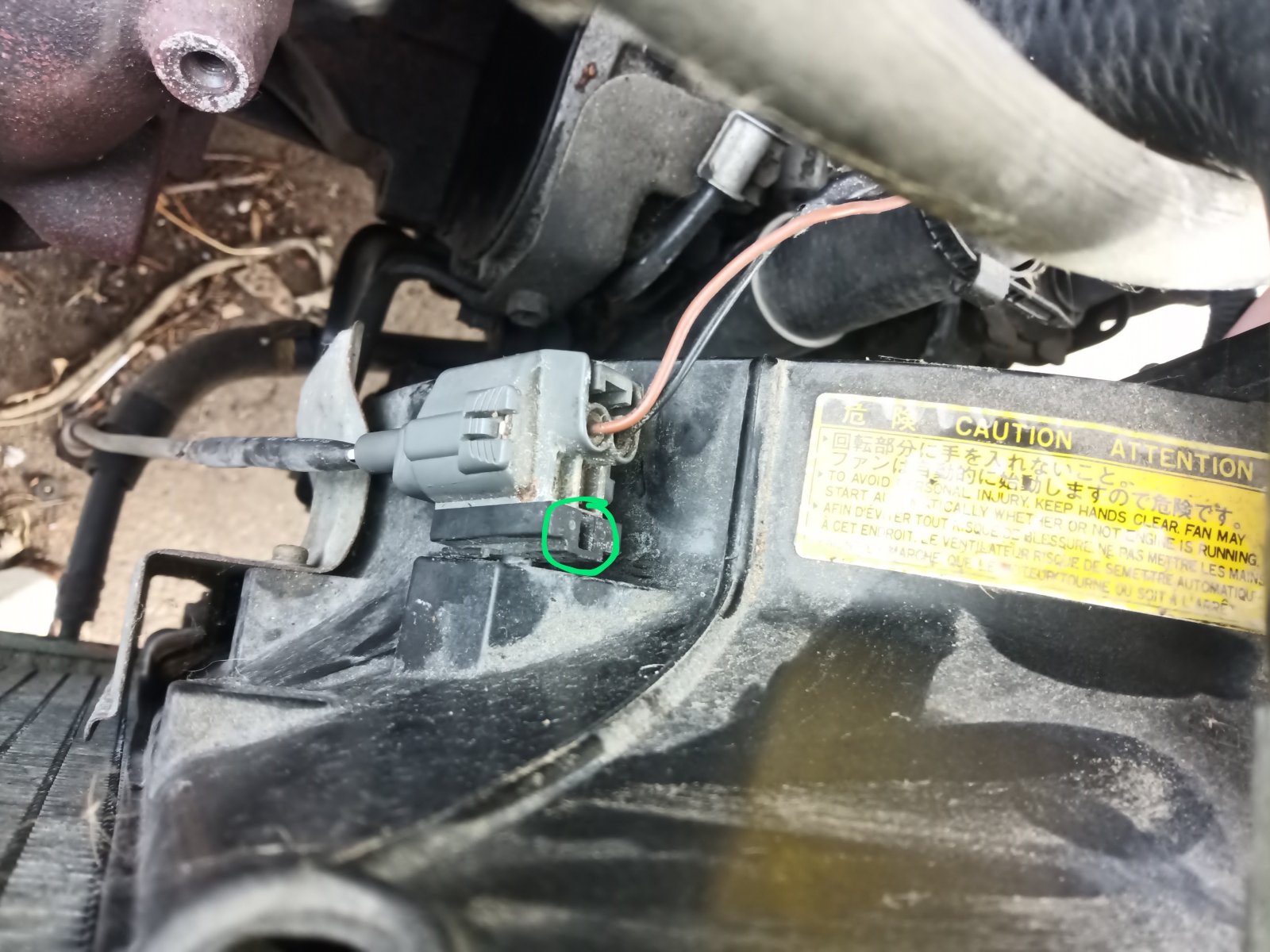 O2 sensor harness on fan shroud Corolla~2.jpg